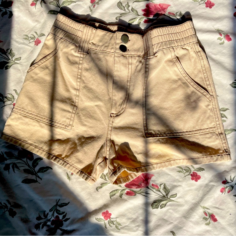 Full Tilt utility cargo shorts in crème/beige(ECRU). Size XS.